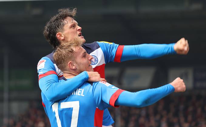 Sport Bilder des Tages Torjubel 2-0 durch Fabian Reese (Holstein Kiel), es freut sich Timo Becker (Holstein Kiel) mit dem Torschuetzen Fussball, Herren, Saison 2022 2023, 2.BL, Holstein Kiel gegen 1.FC Nuernberg, 2-1 DFL REGULATIONS PROHIBIT ANY USE OF PHOTOGRAPHS AS IMAGE SEQUENCES AND OR QUASI-VIDEO.