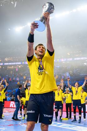 Handball: DHB-Pokal, Rhein Neckar Löwen - SC Magdeburg, Final Four, Finale, Lanxess Arena Uwe Gensheimer (Loewen) mit dem Pokal Köln Lanxess Arena Nordrhein-Westfalen Deutschland