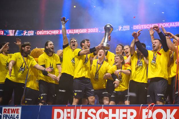 Handball: DHB-Pokal, Rhein Neckar Löwen - SC Magdeburg, Final Four, Finale, Lanxess Arena Uwe Gensheimer (Loewen) mit dem Pokal Köln Lanxess Arena Nordrhein-Westfalen Deutschland