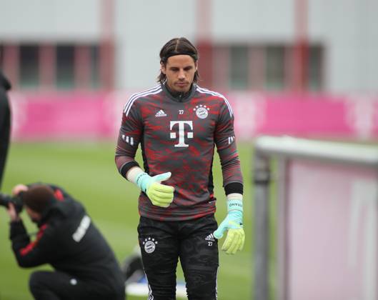 München, Deutschland 18. April 2023: Fussball, Herren, Saison 2022 2023, FC Bayern München, Säbener Strasse, Trainingsgelände, Training, Abschlusstraining Yann Sommer (FC Bayern München) auf dem Weg zum Trainingsplatz