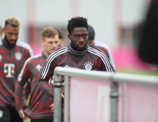 München, Deutschland 18. April 2023: Fussball, Herren, Saison 2022 2023, FC Bayern München, Säbener Strasse, Trainingsgelände, Training, Abschlusstraining Alphonso Davies (FC Bayern München) auf dem Weg zum Trainingsplatz