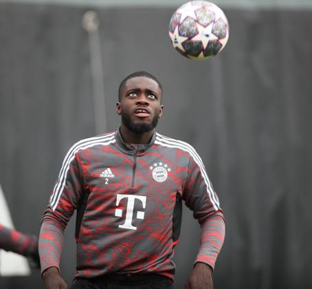 München, Deutschland 18. April 2023: Fussball, Herren, Saison 2022 2023, FC Bayern München, Säbener Strasse, Trainingsgelände, Training, Abschlusstraining Dayot Upamecano (FC Bayern München) mit Blick auf den Ball