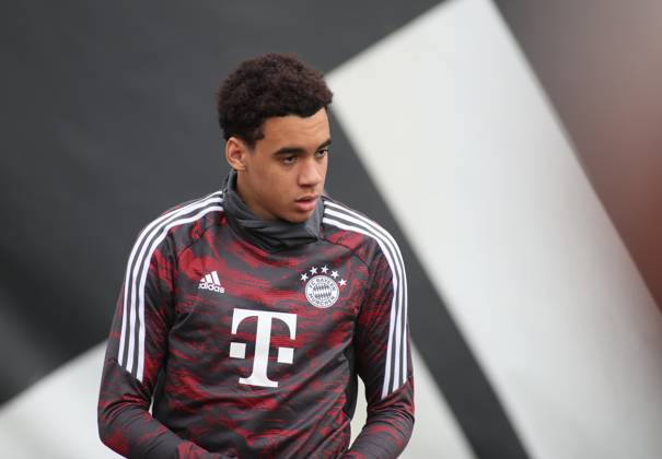 München, Deutschland 18. April 2023: Fussball, Herren, Saison 2022 2023, FC Bayern München, Säbener Strasse, Trainingsgelände, Training, Abschlusstraining Jamal Musiala (FC Bayern München) schauen, beobachten