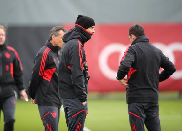 München, Deutschland 18. April 2023: Fussball, Herren, Saison 2022 2023, FC Bayern München, Säbener Strasse, Trainingsgelände, Training, Abschlusstraining Thomas Tuchel, Trainer (FC Bayern München) im Gespräch mit seinen Trainerteam