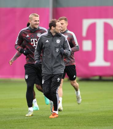München, Deutschland 18. April 2023: Fussball, Herren, Saison 2022 2023, FC Bayern München, Säbener Strasse, Trainingsgelände, Training, Abschlusstraining Matthijs de Ligt (FC Bayern München) (li.) mit Daley Blind (FC Bayern München) (re.) beim Laufen, umdrehen, schauen
