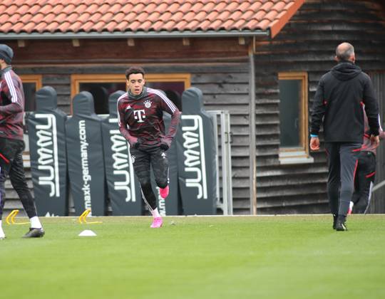 München, Deutschland 18. April 2023: Fussball, Herren, Saison 2022 2023, FC Bayern München, Säbener Strasse, Trainingsgelände, Training, Abschlusstraining Jamal Musiala (FC Bayern München)