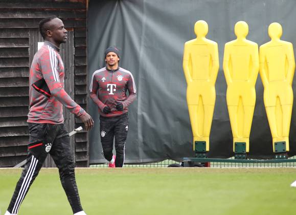 München, Deutschland 18. April 2023: Fussball, Herren, Saison 2022 2023, FC Bayern München, Säbener Strasse, Trainingsgelände, Training, Abschlusstraining Sadio Mane (FC Bayern München) (li.) mit Leroy Sane (FC Bayern München) (re.)