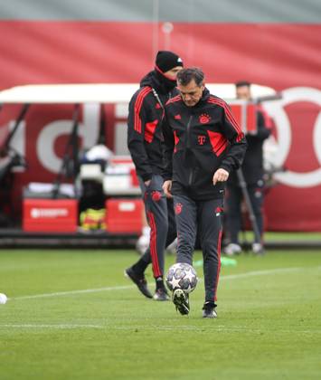 München, Deutschland 18. April 2023: Fussball, Herren, Saison 2022 2023, FC Bayern München, Säbener Strasse, Trainingsgelände, Training, Abschlusstraining Arno Michels, Co-Trainer (FC Bayern München) spielt mit einem Ball