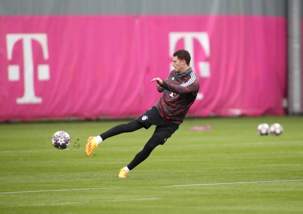 München, Deutschland 18. April 2023: Fussball, Herren, Saison 2022 2023, FC Bayern München, Säbener Strasse, Trainingsgelände, Training, Abschlusstraining Benjamin Pavard (FC Bayern München) schiesst einen Ball, Torschuss, Seitenlage