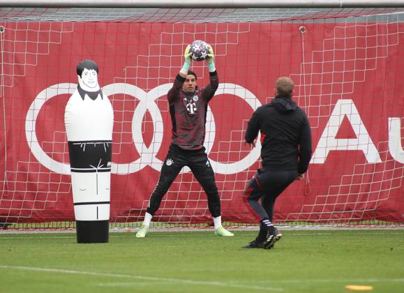 München, Deutschland 18. April 2023: Fussball, Herren, Saison 2022 2023, FC Bayern München, Säbener Strasse, Trainingsgelände, Training, Abschlusstraining Yann Sommer (FC Bayern München) beim Torwarttraining mit Michael Rechner, Torwart-Trainer (FC Bayern München), Ball fangen
