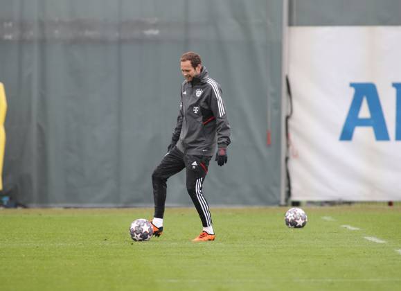 München, Deutschland 18. April 2023: Fussball, Herren, Saison 2022 2023, FC Bayern München, Säbener Strasse, Trainingsgelände, Training, Abschlusstraining Daley Blind (FC Bayern München) am Ball