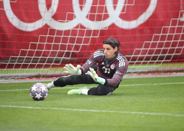 München, Deutschland 18. April 2023: Fussball, Herren, Saison 2022 2023, FC Bayern München, Säbener Strasse, Trainingsgelände, Training, Abschlusstraining Yann Sommer (FC Bayern München) fängt einen Ball, Blick auf den Ball