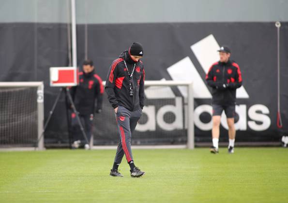 München, Deutschland 18. April 2023: Fussball, Herren, Saison 2022 2023, FC Bayern München, Säbener Strasse, Trainingsgelände, Training, Abschlusstraining Thomas Tuchel, Trainer (FC Bayern München) geht über den Trainingsplatz, Blick nach unten, nachdenken, nachdenklich, überlegen, in Sich gekehrt