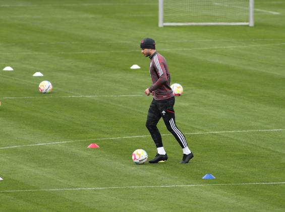 München, Deutschland 18. April 2023: Fussball, Herren, Saison 2022 2023, FC Bayern München, Säbener Strasse, Trainingsgelände, Training Lucas Hernandez (FC Bayern München) am Ball, Aufbautraining, separat, Einstieg