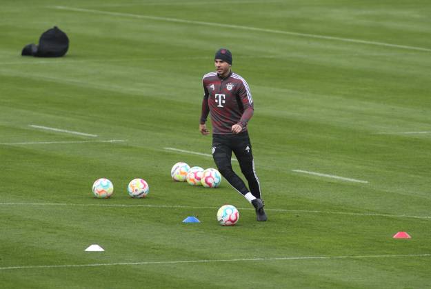München, Deutschland 18. April 2023: Fussball, Herren, Saison 2022 2023, FC Bayern München, Säbener Strasse, Trainingsgelände, Training Lucas Hernandez (FC Bayern München) am Ball, Aufbautraining, separat, Einstieg