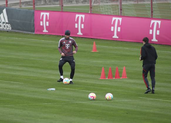 München, Deutschland 18. April 2023: Fussball, Herren, Saison 2022 2023, FC Bayern München, Säbener Strasse, Trainingsgelände, Training Lucas Hernandez (FC Bayern München) am Ball, Aufbautraining, separat, Einstieg