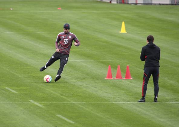 München, Deutschland 18. April 2023: Fussball, Herren, Saison 2022 2023, FC Bayern München, Säbener Strasse, Trainingsgelände, Training Lucas Hernandez (FC Bayern München) am Ball, Aufbautraining, separat, Einstieg