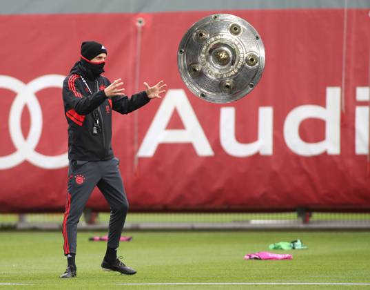 München, Deutschland 18. April 2023: Fussball, Herren, Saison 2022 2023, FC Bayern München, Säbener Strasse, Trainingsgelände, Training, Thomas Tuchel Hier eine Fotomontage, Symbolbild wie Thomas Tuchel, Trainer (FC Bayern München) die Meisterschale fängt, fangen will, dazu streckt er die Arme aus,Minimalziel