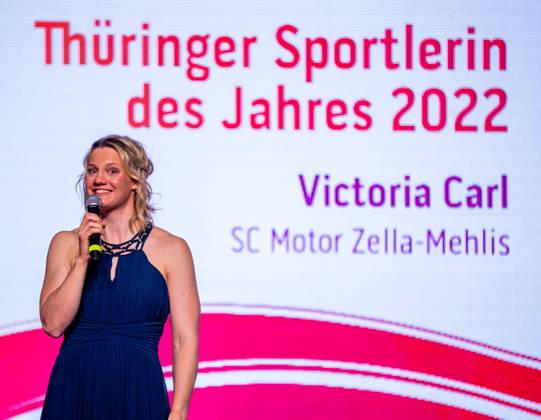 21.04.23, GER, Saison 22, Maenner Frauen Mannschaft, Ehrung Thüringer Sportler des Jahres 2022 der Landessportbund und die Stiftung Thüringer Sporthilfe ehren die Thüringer Sportler des Jahres 2022, im Bild zu sehen die Sportlerin des Jahres Victoria Carl Ilmenau Festhalle Ilmenau Thüringen Deutschland