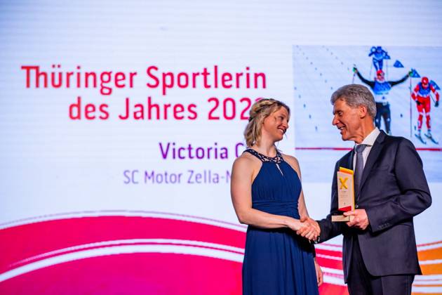 21.04.23, GER, Saison 22, Maenner Frauen Mannschaft, Ehrung Thüringer Sportler des Jahres 2022 der Landessportbund und die Stiftung Thüringer Sporthilfe ehren die Thüringer Sportler des Jahres 2022, im Bild zu sehen die Sportlerin des Jahres Victoria Carl Ilmenau Festhalle Ilmenau Thüringen Deutschland