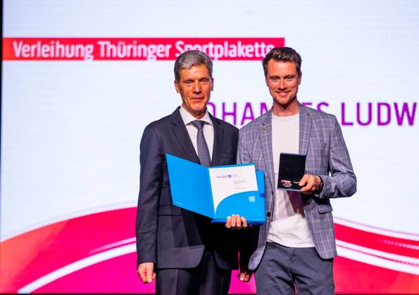 21.04.23, GER, Saison 22, Maenner Frauen Mannschaft, Ehrung Thüringer Sportler des Jahres 2022 der Landessportbund und die Stiftung Thüringer Sporthilfe ehren die Thüringer Sportler des Jahres 2022, im Bild zu sehen ist der Thüringer Sportler des Jahres, Johannes Ludwig mit der Thüringer Sportplakette, überreicht von Helmut Holter Ilmenau Festhalle Ilmenau Thüringen Deutschland