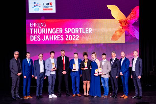 21.04.23, GER, Saison 22, Maenner Frauen Mannschaft, Ehrung Thüringer Sportler des Jahres 2022 der Landessportbund und die Stiftung Thüringer Sporthilfe ehren die Thüringer Sportler des Jahres 2022, im Bild zu sehen ein Gruppenbild alles Preisträger, Johannes Ludwig, Toni Eggert und Sascha Benecken, Christopher Grotheer, Mariama Jamanka, Victoria Carl Ilmenau Festhalle Ilmenau Thüringen Deutschland