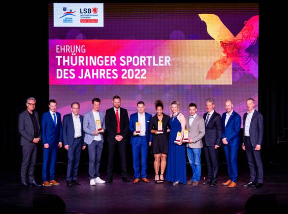 21.04.23, GER, Saison 22, Maenner Frauen Mannschaft, Ehrung Thüringer Sportler des Jahres 2022 der Landessportbund und die Stiftung Thüringer Sporthilfe ehren die Thüringer Sportler des Jahres 2022, im Bild zu sehen ein Gruppenbild alles Preisträger, Johannes Ludwig, Toni Eggert und Sascha Benecken, Christopher Grotheer, Mariama Jamanka, Victoria Carl Ilmenau Festhalle Ilmenau Thüringen Deutschland