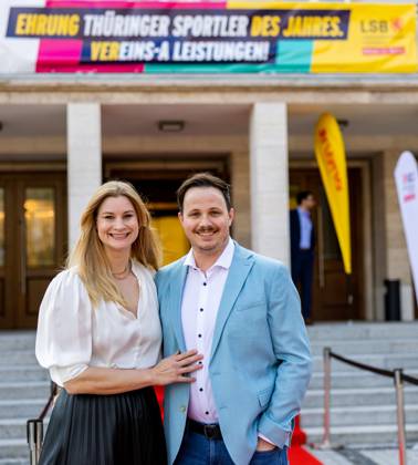21.04.23, GER, Saison 22, Maenner Frauen Mannschaft, Ehrung Thüringer Sportler des Jahres 2022 der Landessportbund und die Stiftung Thüringer Sporthilfe ehren die Thüringer Sportler des Jahres 2022, im Bild zu sehen Dajana Eitberger und ihr Freund Ilmenau Festhalle Ilmenau Thüringen Deutschland