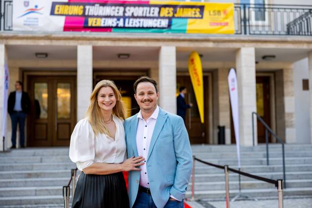 21.04.23, GER, Saison 22, Maenner Frauen Mannschaft, Ehrung Thüringer Sportler des Jahres 2022 der Landessportbund und die Stiftung Thüringer Sporthilfe ehren die Thüringer Sportler des Jahres 2022, im Bild zu sehen Dajana Eitberger und ihr Freund Ilmenau Festhalle Ilmenau Thüringen Deutschland