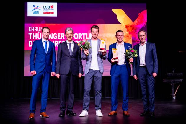 21.04.23, GER, Saison 22, Maenner Frauen Mannschaft, Ehrung Thüringer Sportler des Jahres 2022 der Landessportbund und die Stiftung Thüringer Sporthilfe ehren die Thüringer Sportler des Jahres 2022, im Bild zu sehen der Thüringer Sportler des Jahres Johannes Ludwig sowie Christopher Grotheer und Helmut Holter Ilmenau Festhalle Ilmenau Thüringen Deutschland
