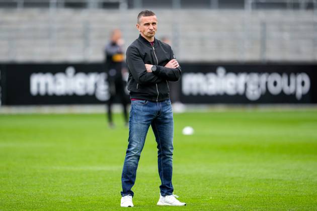 Mersad Selimbegovic (Trainer, Cheftrainer, Regensburg), Freisteller, Ganzkörper, Einzelbild, Einzelfoto, Aktion, Action, 30.04.2023, Sandhausen (Deutschland), Fussball, 2. Bundesliga, SV Sandhausen - SSV Jahn Regensburg, DFB DFL REGULATIONS PROHIBIT ANY USE OF PHOTOGRAPHS AS IMAGE SEQUENCES AND OR QUASI-VIDEO.
