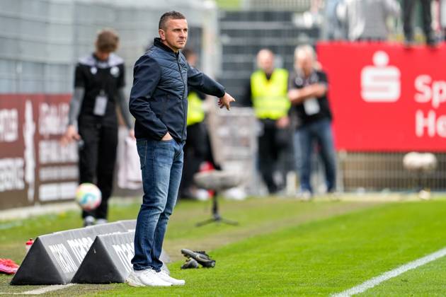 Mersad Selimbegovic (Trainer, Cheftrainer, Regensburg), gibt Anweisungen, gestikuliert, mit den Armen gestikulieren, Freisteller, Ganzkörper, Einzelbild, Einzelfoto, Aktion, Action, 30.04.2023, Sandhausen (Deutschland), Fussball, 2. Bundesliga, SV Sandhausen - SSV Jahn Regensburg, DFB DFL REGULATIONS PROHIBIT ANY USE OF PHOTOGRAPHS AS IMAGE SEQUENCES AND OR QUASI-VIDEO.