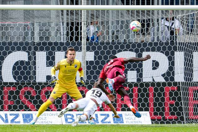 v.li.: Patrick Drewes (Torwart, SVS, 1), Bashkim Ajdini (SVS, 19), Prince Osei Owusu (Regensburg, 9), Kopfball gegen die Latte, Torchance, Aktion, Action, Spielszene, 30.04.2023, Sandhausen (Deutschland), Fussball, 2. Bundesliga, SV Sandhausen - SSV Jahn Regensburg, DFB DFL REGULATIONS PROHIBIT ANY USE OF PHOTOGRAPHS AS IMAGE SEQUENCES AND OR QUASI-VIDEO.