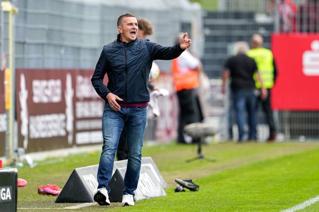 Mersad Selimbegovic (Trainer, Cheftrainer, Regensburg), gibt Anweisungen, gestikuliert, mit den Armen gestikulieren, Freisteller, Ganzkörper, Einzelbild, Einzelfoto, Aktion, Action, 30.04.2023, Sandhausen (Deutschland), Fussball, 2. Bundesliga, SV Sandhausen - SSV Jahn Regensburg, DFB DFL REGULATIONS PROHIBIT ANY USE OF PHOTOGRAPHS AS IMAGE SEQUENCES AND OR QUASI-VIDEO.