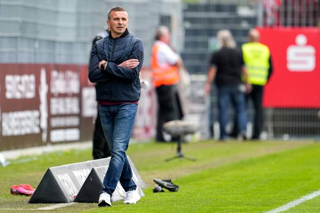 Mersad Selimbegovic (Trainer, Cheftrainer, Regensburg), gibt Anweisungen, gestikuliert, mit den Armen gestikulieren, Freisteller, Ganzkörper, Einzelbild, Einzelfoto, Aktion, Action, am Spielfeldrand, an der Seitenauslinie, 30.04.2023, Sandhausen (Deutschland), Fussball, 2. Bundesliga, SV Sandhausen - SSV Jahn Regensburg, 30.04.2023, Sandhausen (Deutschland), Fussball, 2. Bundesliga, SV Sandhausen - SSV Jahn Regensburg, DFB DFL REGULATIONS PROHIBIT ANY USE OF PHOTOGRAPHS AS IMAGE SEQUENCES AND OR QUASI-VIDEO.