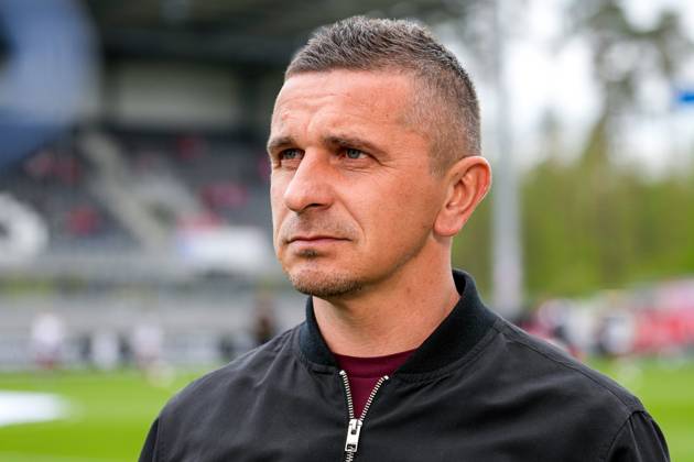 Mersad Selimbegovic (Trainer, Cheftrainer, Regensburg), Einzelbild, Einzelfoto, Aktion, Action, 30.04.2023, Sandhausen (Deutschland), Fussball, 2. Bundesliga, SV Sandhausen - SSV Jahn Regensburg, 30.04.2023, Sandhausen (Deutschland), Fussball, 2. Bundesliga, SV Sandhausen - SSV Jahn Regensburg, DFB DFL REGULATIONS PROHIBIT ANY USE OF PHOTOGRAPHS AS IMAGE SEQUENCES AND OR QUASI-VIDEO.