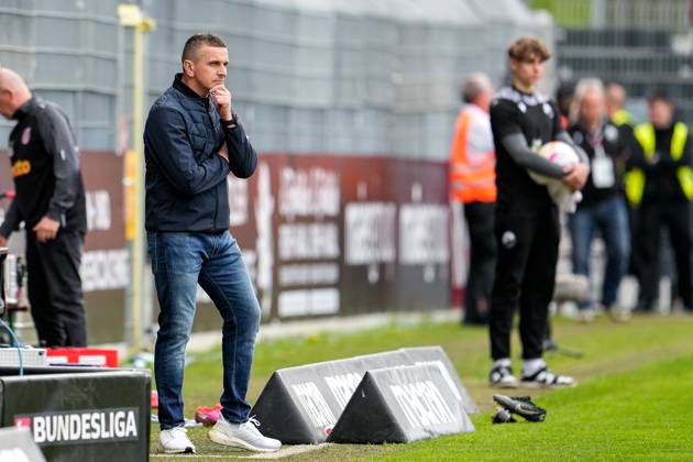 Mersad Selimbegovic (Trainer, Cheftrainer, Regensburg), nachdenklich, besorgt, pessimistisch, Freisteller, Ganzkörper, Einzelbild, Einzelfoto, Aktion, Action, 30.04.2023, Sandhausen (Deutschland), Fussball, 2. Bundesliga, SV Sandhausen - SSV Jahn Regensburg, 30.04.2023, Sandhausen (Deutschland), Fussball, 2. Bundesliga, SV Sandhausen - SSV Jahn Regensburg, DFB DFL REGULATIONS PROHIBIT ANY USE OF PHOTOGRAPHS AS IMAGE SEQUENCES AND OR QUASI-VIDEO.