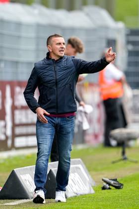 Mersad Selimbegovic (Trainer, Cheftrainer, Regensburg), gibt Anweisungen, gestikuliert, mit den Armen gestikulieren, Freisteller, Ganzkörper, Einzelbild, Einzelfoto, Aktion, Action, am Spielfeldrand, an der Seitenauslinie, 30.04.2023, Sandhausen (Deutschland), Fussball, 2. Bundesliga, SV Sandhausen - SSV Jahn Regensburg, 30.04.2023, Sandhausen (Deutschland), Fussball, 2. Bundesliga, SV Sandhausen - SSV Jahn Regensburg, DFB DFL REGULATIONS PROHIBIT ANY USE OF PHOTOGRAPHS AS IMAGE SEQUENCES AND OR QUASI-VIDEO.