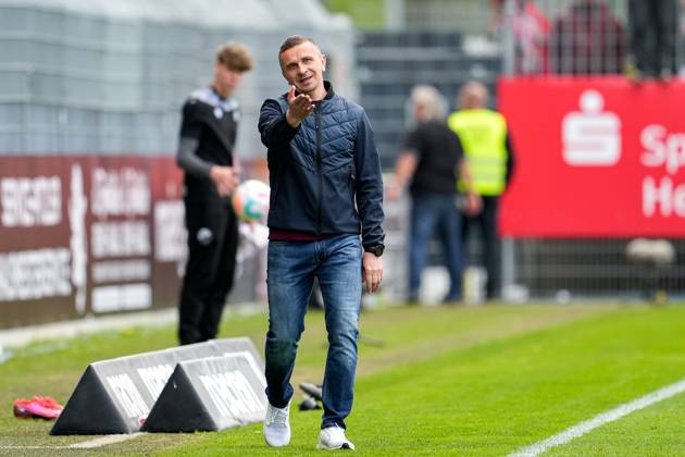 Mersad Selimbegovic (Trainer, Cheftrainer, Regensburg), gibt Anweisungen, gestikuliert, mit den Armen gestikulieren, enttäuscht schauend, Enttäuschung, Frustration, disappointed, pessimistisch, Freisteller, Ganzkörper, Einzelbild, Einzelfoto, Aktion, Action, 30.04.2023, Sandhausen (Deutschland), Fussball, 2. Bundesliga, SV Sandhausen - SSV Jahn Regensburg, 30.04.2023, Sandhausen (Deutschland), Fussball, 2. Bundesliga, SV Sandhausen - SSV Jahn Regensburg, DFB DFL REGULATIONS PROHIBIT ANY USE OF PHOTOGRAPHS AS IMAGE SEQUENCES AND OR QUASI-VIDEO.