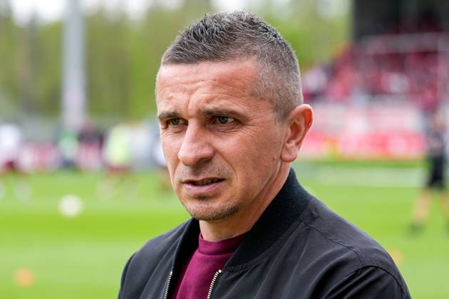 Mersad Selimbegovic (Trainer, Cheftrainer, Regensburg), Einzelbild, Einzelfoto, Aktion, Action, 30.04.2023, Sandhausen (Deutschland), Fussball, 2. Bundesliga, SV Sandhausen - SSV Jahn Regensburg, 30.04.2023, Sandhausen (Deutschland), Fussball, 2. Bundesliga, SV Sandhausen - SSV Jahn Regensburg, DFB DFL REGULATIONS PROHIBIT ANY USE OF PHOTOGRAPHS AS IMAGE SEQUENCES AND OR QUASI-VIDEO.