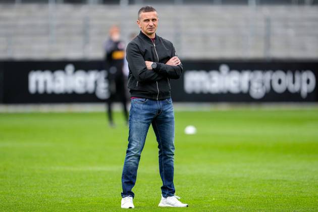 Mersad Selimbegovic (Trainer, Cheftrainer, Regensburg), Freisteller, Ganzkörper, Einzelbild, Einzelfoto, Aktion, Action, 30.04.2023, Sandhausen (Deutschland), Fussball, 2. Bundesliga, SV Sandhausen - SSV Jahn Regensburg, 30.04.2023, Sandhausen (Deutschland), Fussball, 2. Bundesliga, SV Sandhausen - SSV Jahn Regensburg, DFB DFL REGULATIONS PROHIBIT ANY USE OF PHOTOGRAPHS AS IMAGE SEQUENCES AND OR QUASI-VIDEO.
