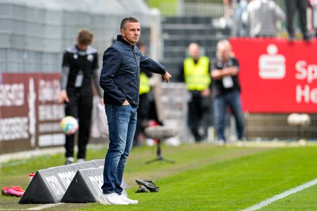 Mersad Selimbegovic (Trainer, Cheftrainer, Regensburg), gibt Anweisungen, gestikuliert, mit den Armen gestikulieren, Freisteller, Ganzkörper, Einzelbild, Einzelfoto, Aktion, Action, am Spielfeldrand, an der Seitenauslinie, 30.04.2023, Sandhausen (Deutschland), Fussball, 2. Bundesliga, SV Sandhausen - SSV Jahn Regensburg, 30.04.2023, Sandhausen (Deutschland), Fussball, 2. Bundesliga, SV Sandhausen - SSV Jahn Regensburg, DFB DFL REGULATIONS PROHIBIT ANY USE OF PHOTOGRAPHS AS IMAGE SEQUENCES AND OR QUASI-VIDEO.