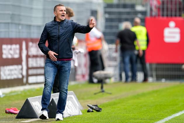 Mersad Selimbegovic (Trainer, Cheftrainer, Regensburg), gibt Anweisungen, gestikuliert, mit den Armen gestikulieren, Freisteller, Ganzkörper, Einzelbild, Einzelfoto, Aktion, Action, am Spielfeldrand, an der Seitenauslinie, 30.04.2023, Sandhausen (Deutschland), Fussball, 2. Bundesliga, SV Sandhausen - SSV Jahn Regensburg, 30.04.2023, Sandhausen (Deutschland), Fussball, 2. Bundesliga, SV Sandhausen - SSV Jahn Regensburg, DFB DFL REGULATIONS PROHIBIT ANY USE OF PHOTOGRAPHS AS IMAGE SEQUENCES AND OR QUASI-VIDEO.