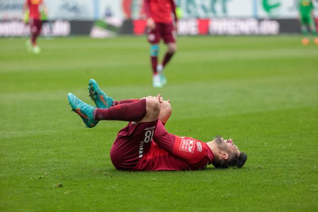 Frust, Enttaeuschung, Zorn bei Aygün Yildirim (Regensburg) ; GER, FC Hansa Rostock vs. SSV Jahn Regensburg, Fussball, 2. Bundesliga, 31. Spieltag, Spielzeit 2022 2023, 06.05..2023, DFL REGULATIONS PROHIBIT ANY USE OF PHOTOGRAPHS AS IMAGE SEQUENCES AND OR QUASI-VIDEO, GER, FC Hansa Rostock vs. SSV Jahn Regensburg, Fussball, 2. Bundesliga, 31. Spieltag, Spielzeit 2022 2023, 06.05..2023 Rostock Copyright: xAndyxBuenning xEibner-Pressefotox EP_abg