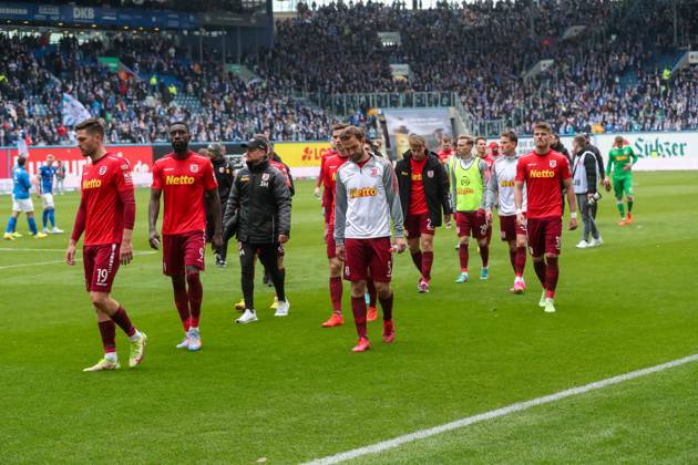 Frust, Enttaeuschung, Zorn bei vorn v.l. Andreas Albers (Regensburg) , Prince Osei Owusu (Regensburg) , Benedikt Gimber (Regensburg) , ; GER, FC Hansa Rostock vs. SSV Jahn Regensburg, Fussball, 2. Bundesliga, 31. Spieltag, Spielzeit 2022 2023, 06.05..2023, DFL REGULATIONS PROHIBIT ANY USE OF PHOTOGRAPHS AS IMAGE SEQUENCES AND OR QUASI-VIDEO, GER, FC Hansa Rostock vs. SSV Jahn Regensburg, Fussball, 2. Bundesliga, 31. Spieltag, Spielzeit 2022 2023, 06.05..2023 Rostock Copyright: xAndyxBuenning xEibner-Pressefotox EP_abg