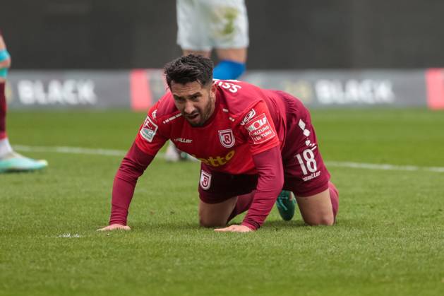 Frust, Enttaeuschung, Zorn bei Aygün Yildirim (Regensburg) ; GER, FC Hansa Rostock vs. SSV Jahn Regensburg, Fussball, 2. Bundesliga, 31. Spieltag, Spielzeit 2022 2023, 06.05..2023, DFL REGULATIONS PROHIBIT ANY USE OF PHOTOGRAPHS AS IMAGE SEQUENCES AND OR QUASI-VIDEO, GER, FC Hansa Rostock vs. SSV Jahn Regensburg, Fussball, 2. Bundesliga, 31. Spieltag, Spielzeit 2022 2023, 06.05..2023 Rostock Copyright: xAndyxBuenning xEibner-Pressefotox EP_abg