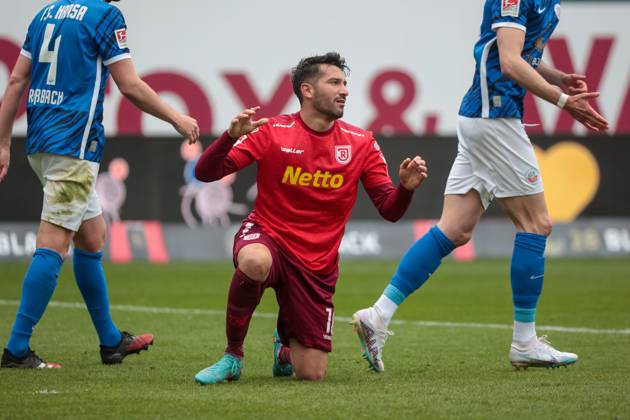 Frust, Enttaeuschung, Zorn bei Aygün Yildirim (Regensburg) ; GER, FC Hansa Rostock vs. SSV Jahn Regensburg, Fussball, 2. Bundesliga, 31. Spieltag, Spielzeit 2022 2023, 06.05..2023, DFL REGULATIONS PROHIBIT ANY USE OF PHOTOGRAPHS AS IMAGE SEQUENCES AND OR QUASI-VIDEO, GER, FC Hansa Rostock vs. SSV Jahn Regensburg, Fussball, 2. Bundesliga, 31. Spieltag, Spielzeit 2022 2023, 06.05..2023 Rostock Copyright: xAndyxBuenning xEibner-Pressefotox EP_abg
