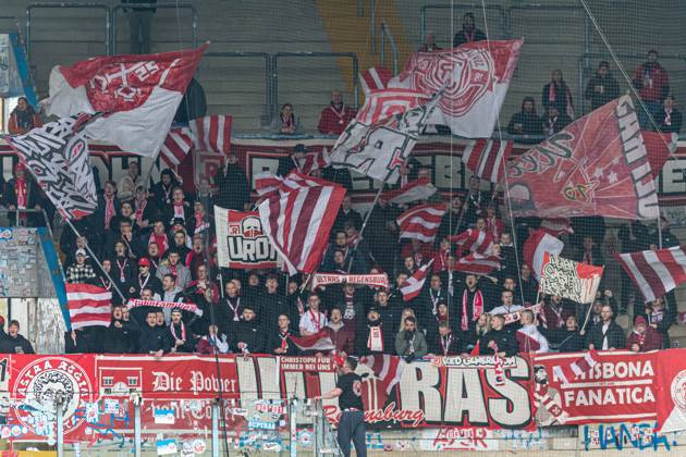 Rostock, Deutschland 06. Mai 2023: 2. BL - 2022 2023 - FC Hansa Rostock vs. Jahn Regensburg Im Bild: Fankurve, Fans, Fanblock von Jahn Regensburg im Gästeblock des Ostseestadions DFL regulations prohibit any use of photographs as image sequences and or quasi-video. Copyright: xFotostandx xVoelkerx