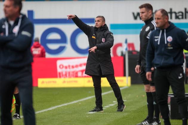 Trainer Mersed Selimbegovic (Regensburg) ; GER, FC Hansa Rostock vs. SSV Jahn Regensburg, Fussball, 2. Bundesliga, 31. Spieltag, Spielzeit 2022 2023, 06.05..2023, DFL REGULATIONS PROHIBIT ANY USE OF PHOTOGRAPHS AS IMAGE SEQUENCES AND OR QUASI-VIDEO, GER, FC Hansa Rostock vs. SSV Jahn Regensburg, Fussball, 2. Bundesliga, 31. Spieltag, Spielzeit 2022 2023, 06.05..2023 Rostock Copyright: xAndyxBuenning xEibner-Pressefotox EP_abg