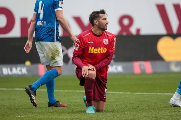 Frust, Enttaeuschung, Zorn bei Aygün Yildirim (Regensburg) ; GER, FC Hansa Rostock vs. SSV Jahn Regensburg, Fussball, 2. Bundesliga, 31. Spieltag, Spielzeit 2022 2023, 06.05..2023, DFL REGULATIONS PROHIBIT ANY USE OF PHOTOGRAPHS AS IMAGE SEQUENCES AND OR QUASI-VIDEO, GER, FC Hansa Rostock vs. SSV Jahn Regensburg, Fussball, 2. Bundesliga, 31. Spieltag, Spielzeit 2022 2023, 06.05..2023 Rostock Copyright: xAndyxBuenning xEibner-Pressefotox EP_abg
